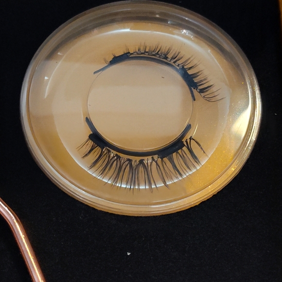 NWT! Magnetic Eyelashes - Picture 7 of 11